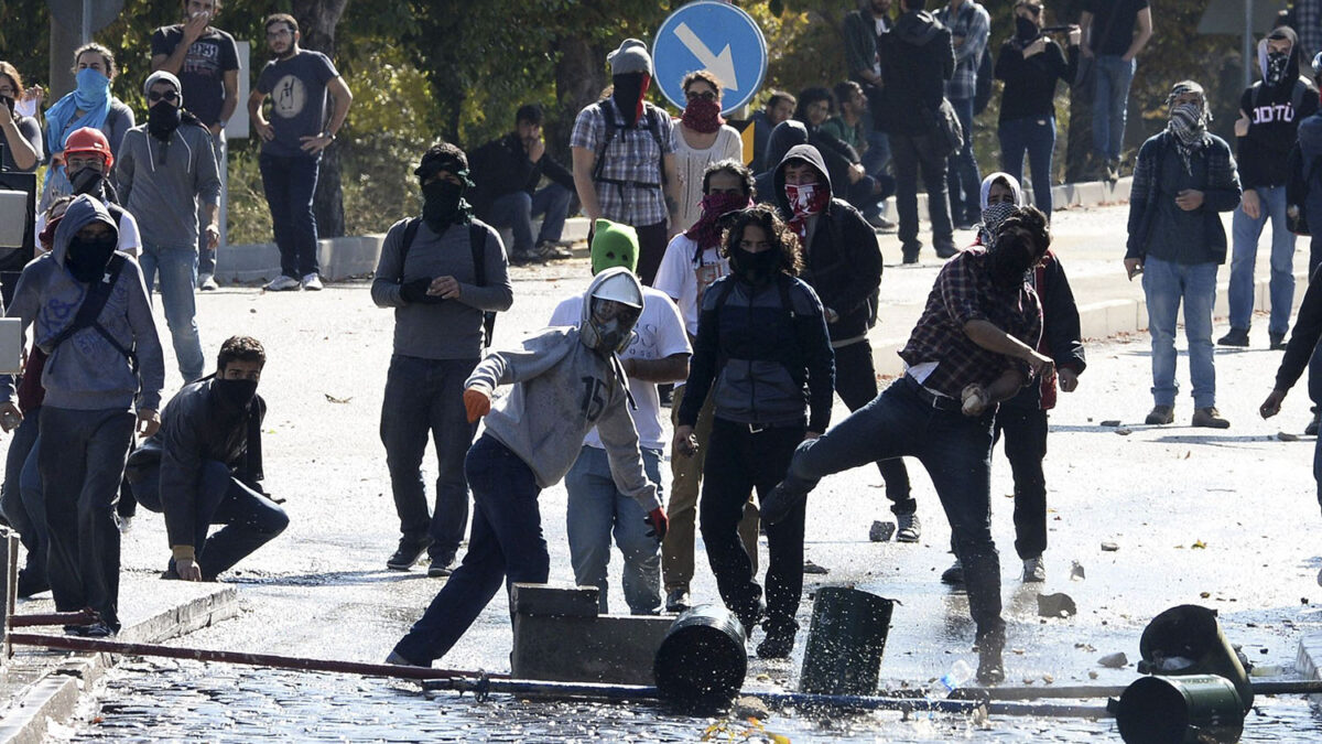 Ya son 25 los muertos en las protestas por la negativa de Turquía de intervenir en Kobani