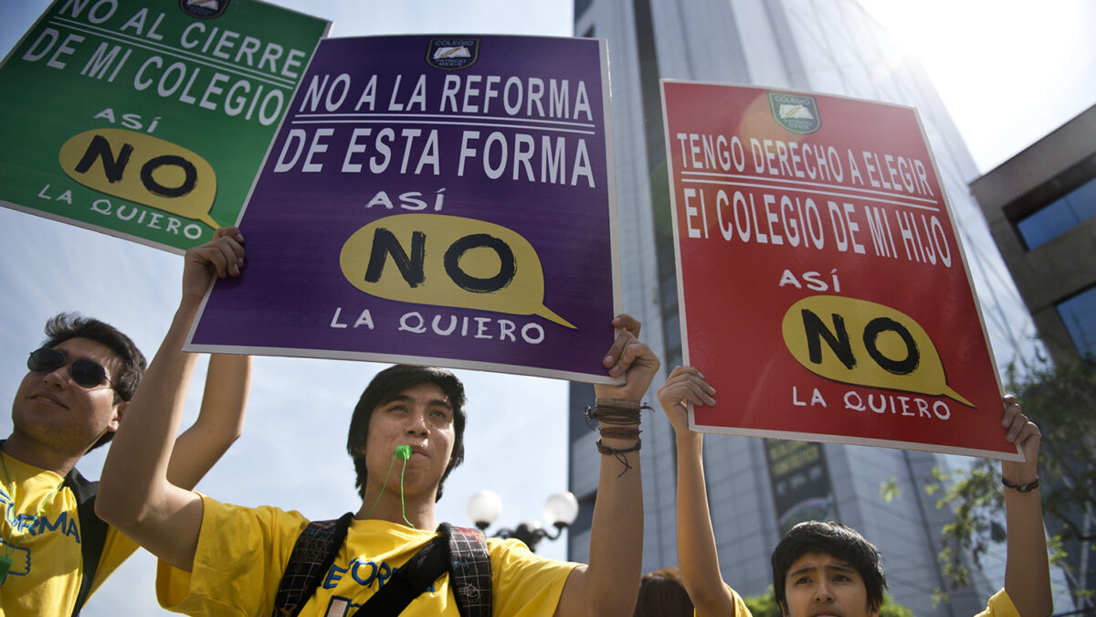 Miles de personas marchan en Chile contra la reforma educativa de Bachelet