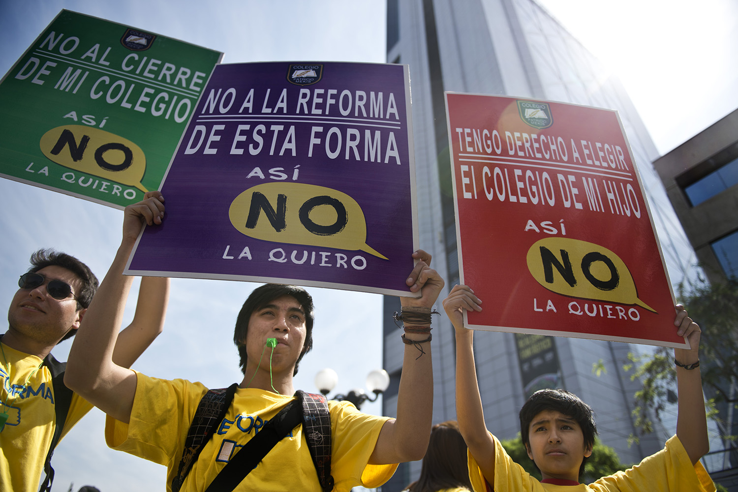 Miles de personas marchan en Chile contra la reforma educativa de Bachelet