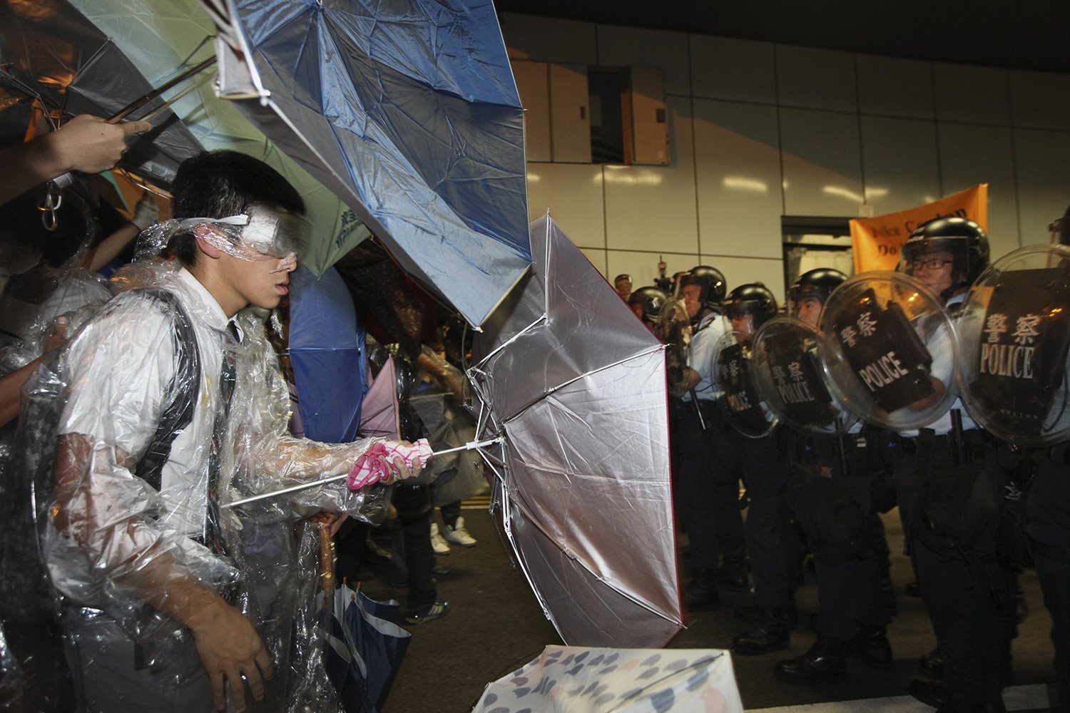 Hong Kong: Policía remueve manifestantes