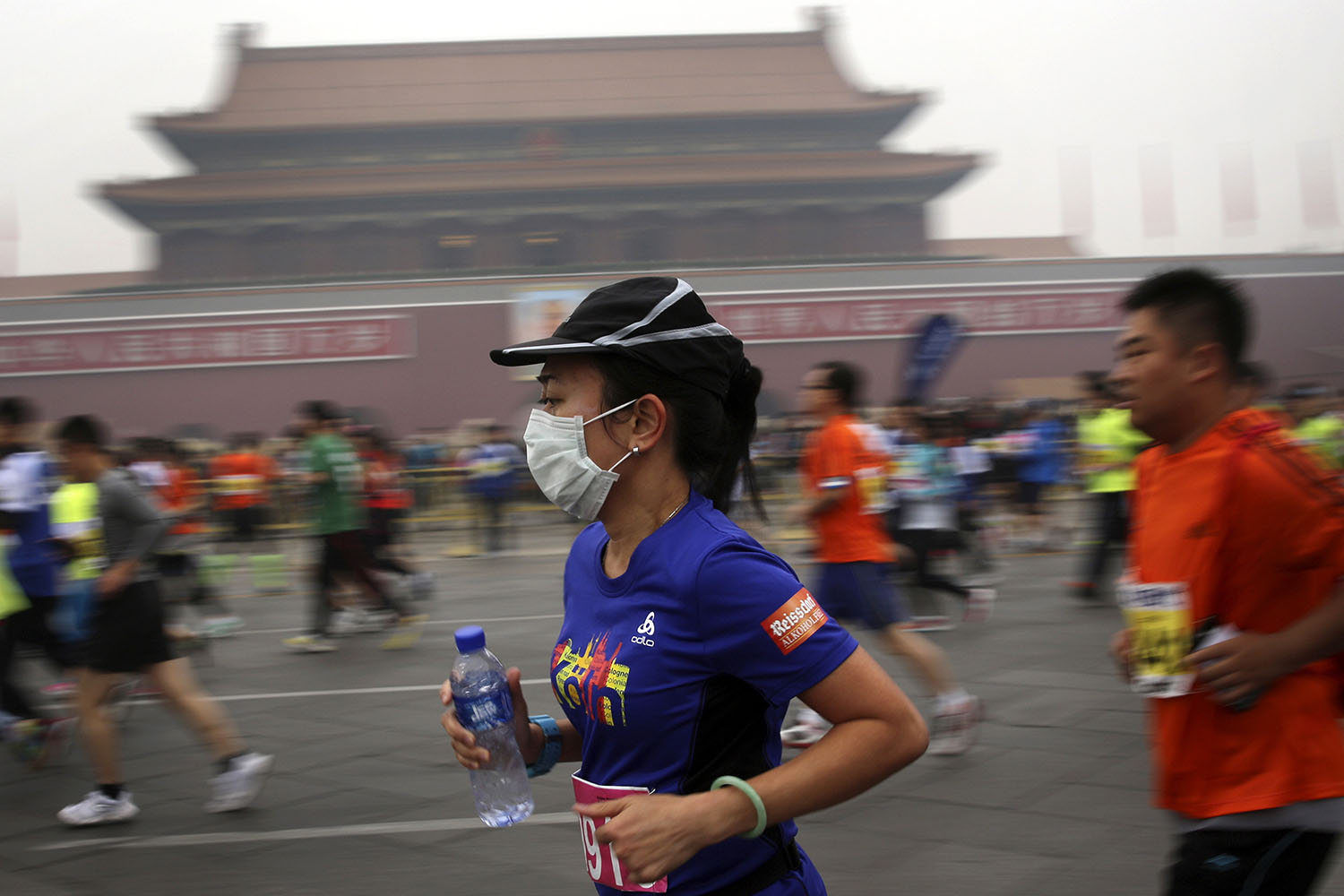 El Maratón en Pekín, bajo una contaminación que eclipsaba el sol