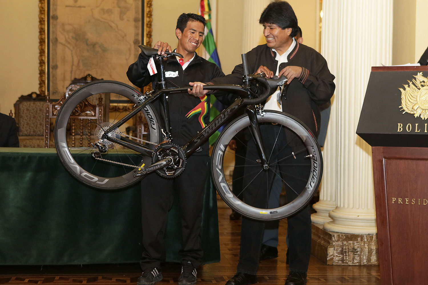 Evo Morales obsequia a Óscar Soliz