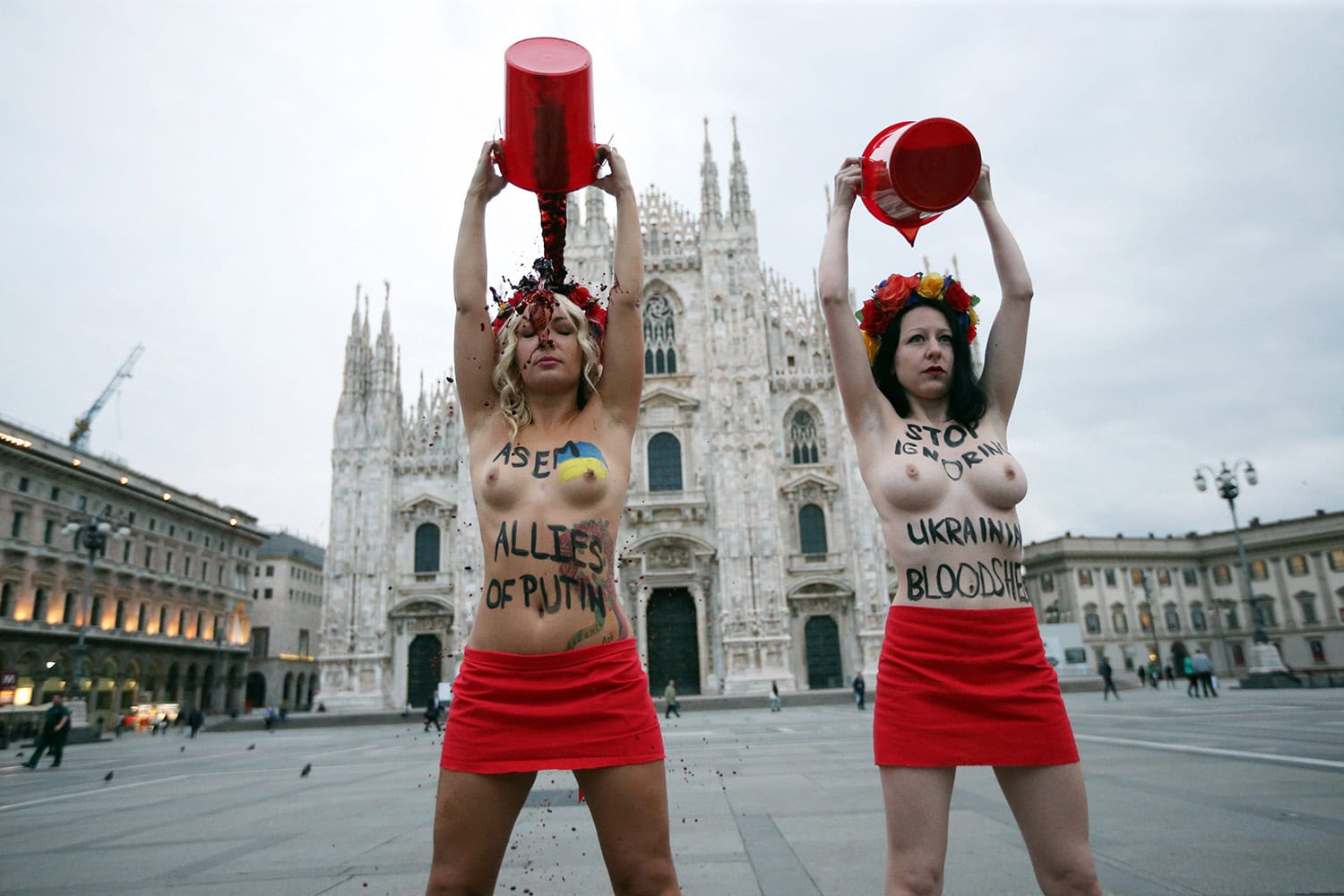 Activistas femen protestan por la visita de Putin