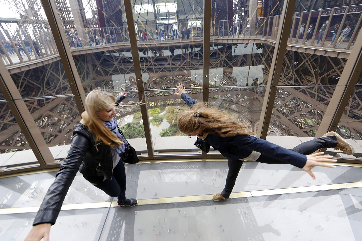 Torre Eiffel se renueva con un suelo de vidrio que da vértigo