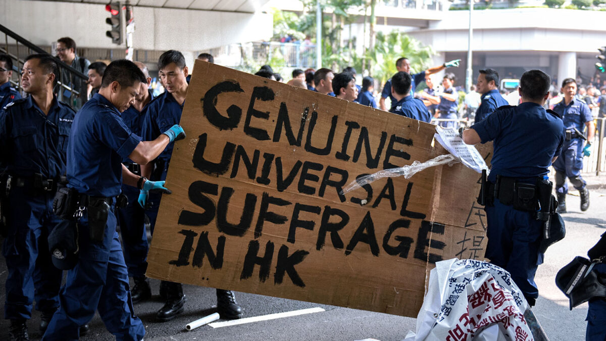 La policía retira las nuevas barricadas que levantaron los prodemocracia en Hong Kong.