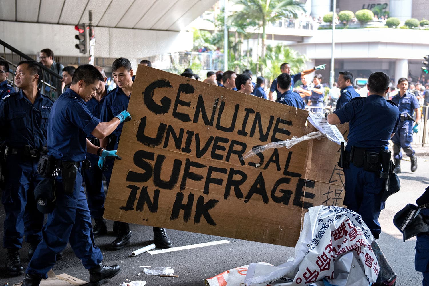 La policía retira las nuevas barricadas que levantaron los prodemocracia en Hong Kong.