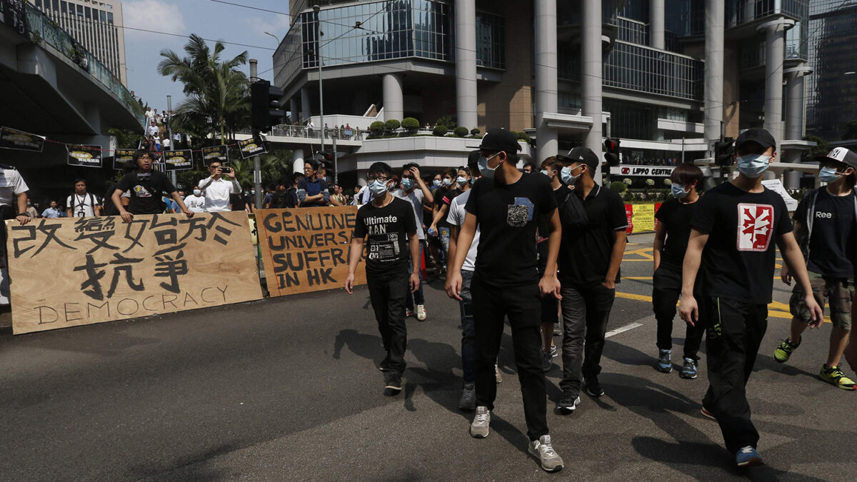 Enfrentamientos entre opositores a las protestas y manifestantes en Hong Kong.