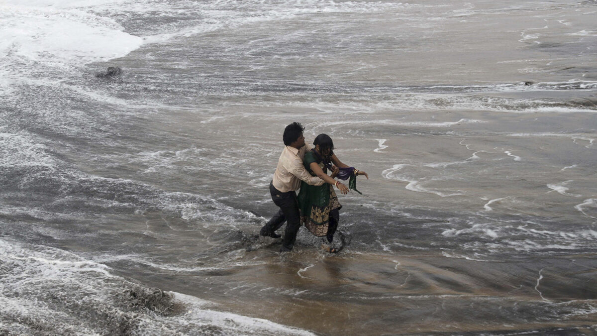 El ciclón Hudhud golpea la costa este de la India y causa al menos 5 muertos