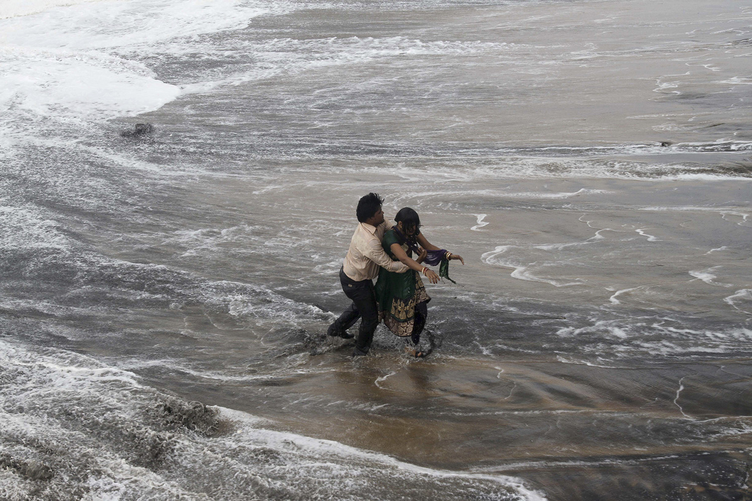 El ciclón Hudhud golpea la costa este de la India y causa al menos 5 muertos