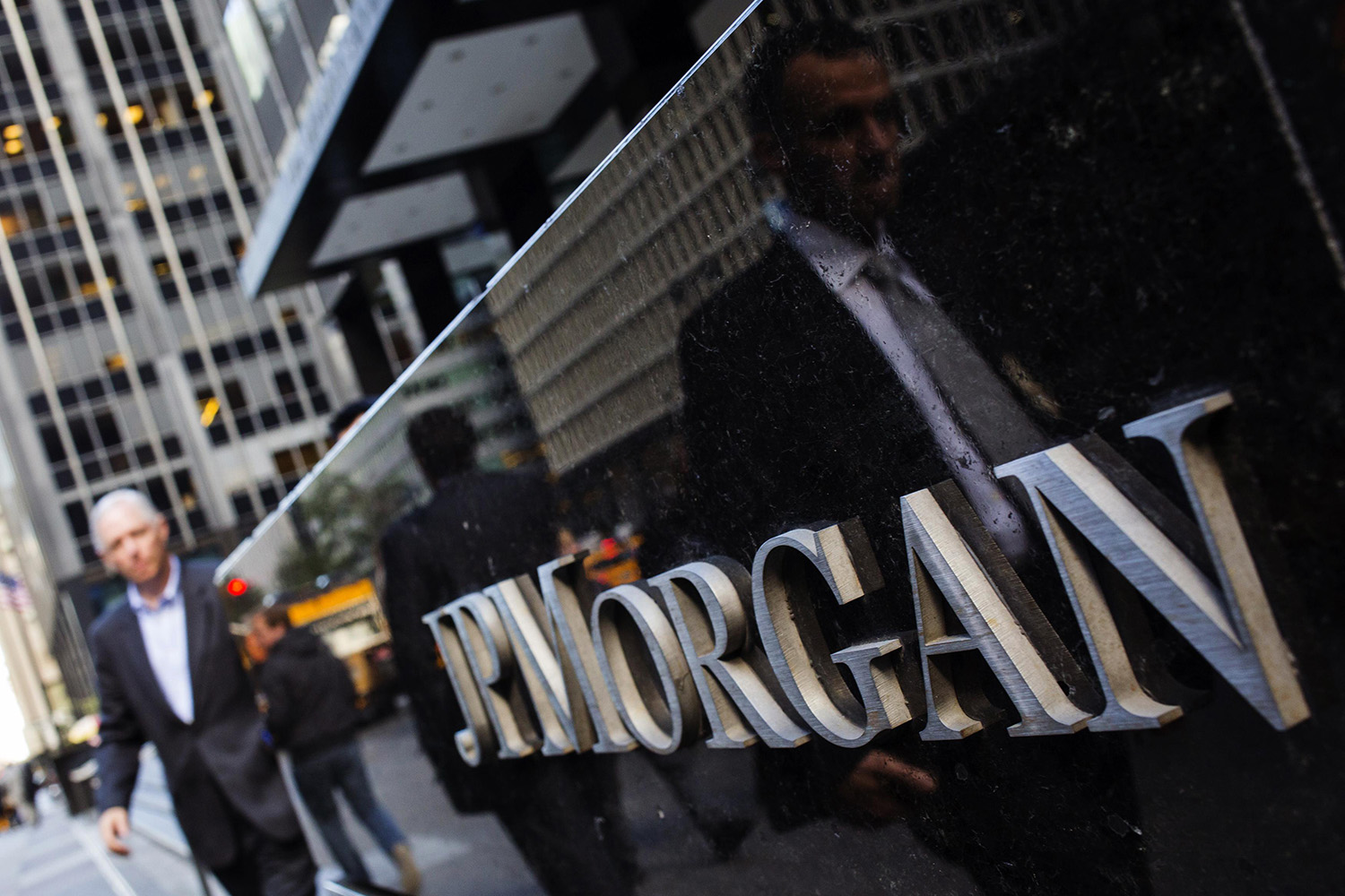 Multa de  61.6 millones de euros  a JP Morgan.