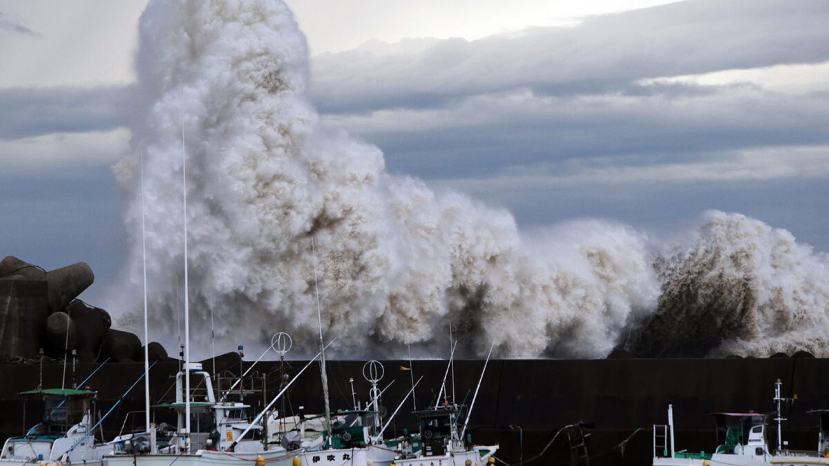 Japón insta a evacuar a 2 millones de personas por el tifón Phanfone.