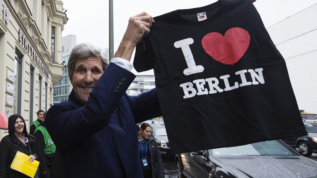 John Kerry aprovecha su visita a Alemania y prueba chocolates.