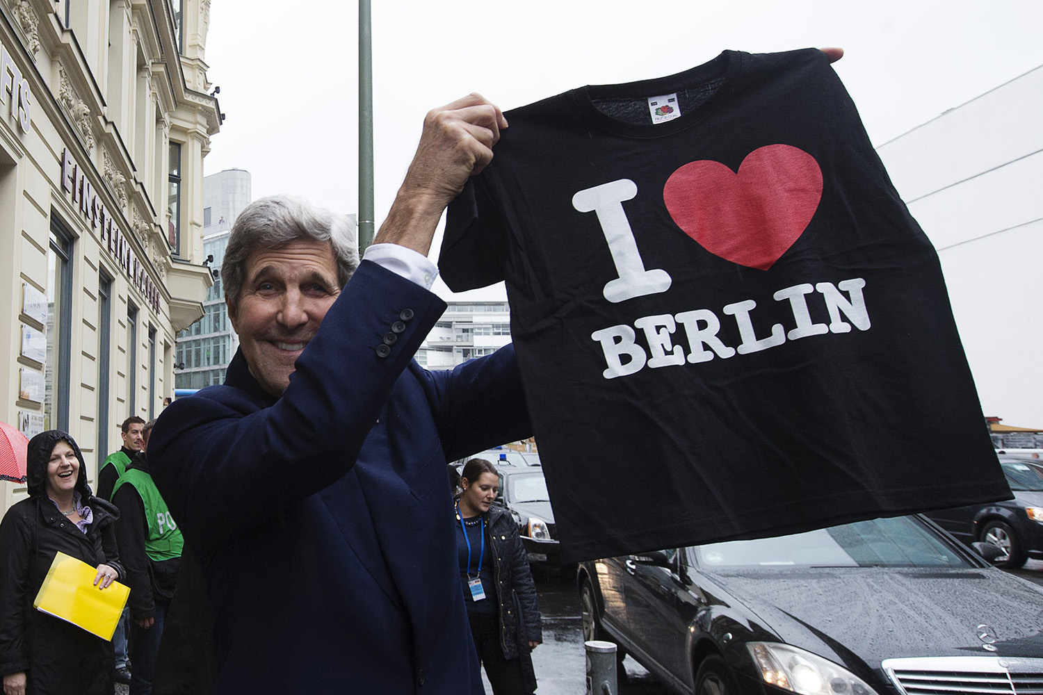 John Kerry aprovecha su visita a Alemania y prueba chocolates.