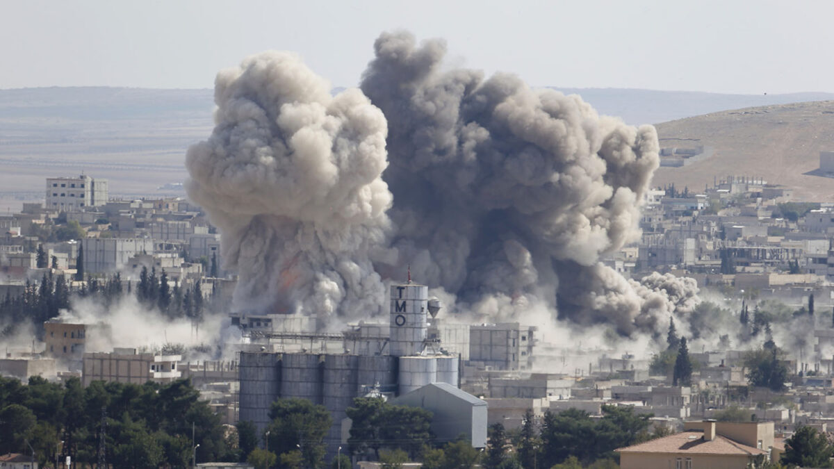 El EI retrocede en las calles de Kobani por bombardeos de coalición en Siria.