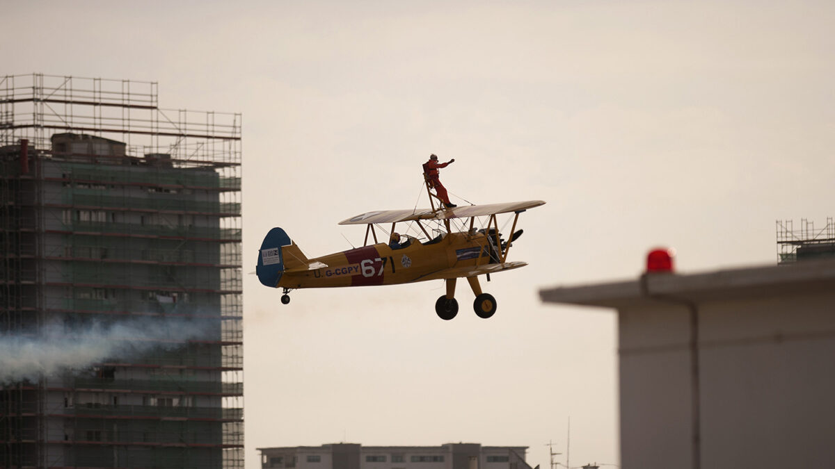 El acróbata de 94 años Tom Lackey sobrevuela Gibraltar atado a un avión