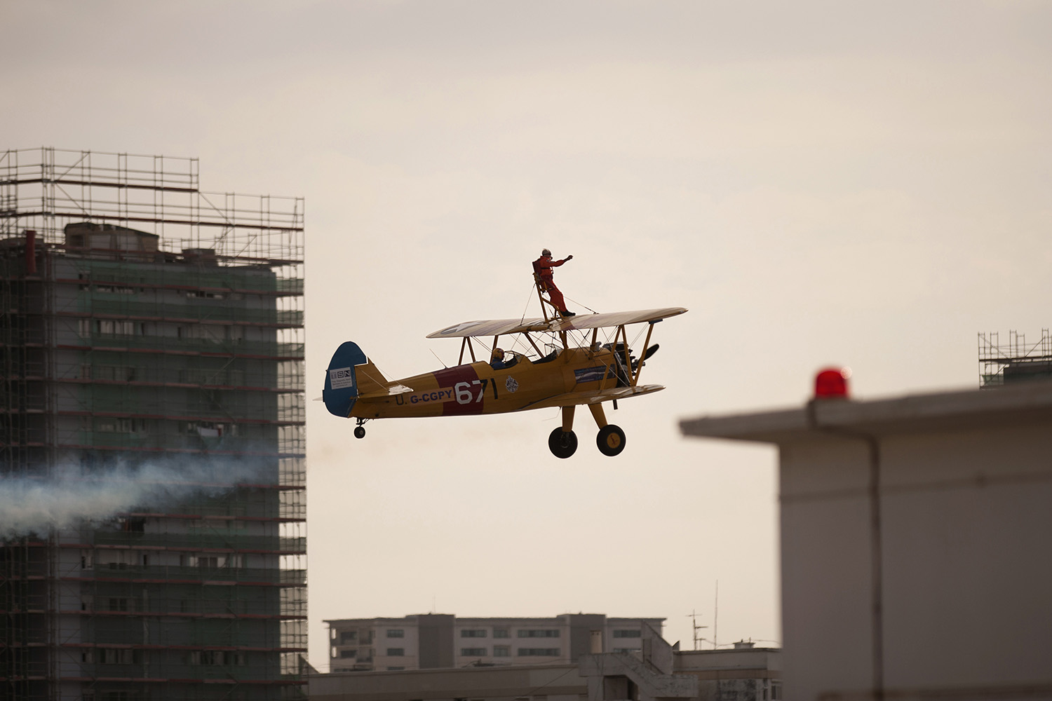 El acróbata de 94 años Tom Lackey sobrevuela Gibraltar atado a un avión