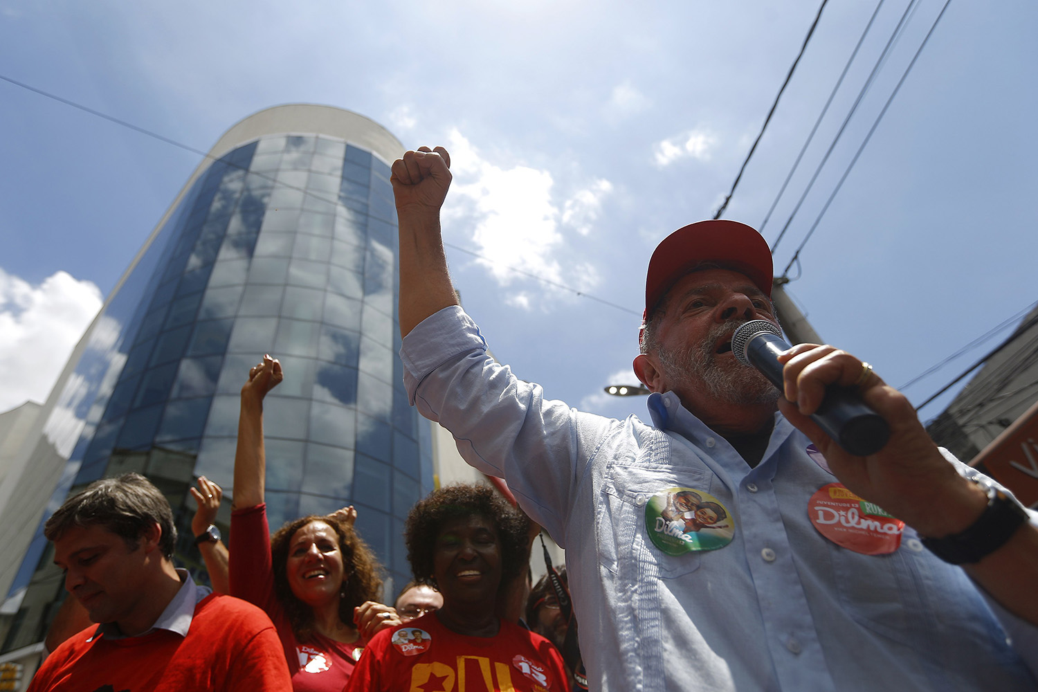 Lula llama a Neves ‘hijito de papá’ pese a pedir el fin de ataques en campaña
