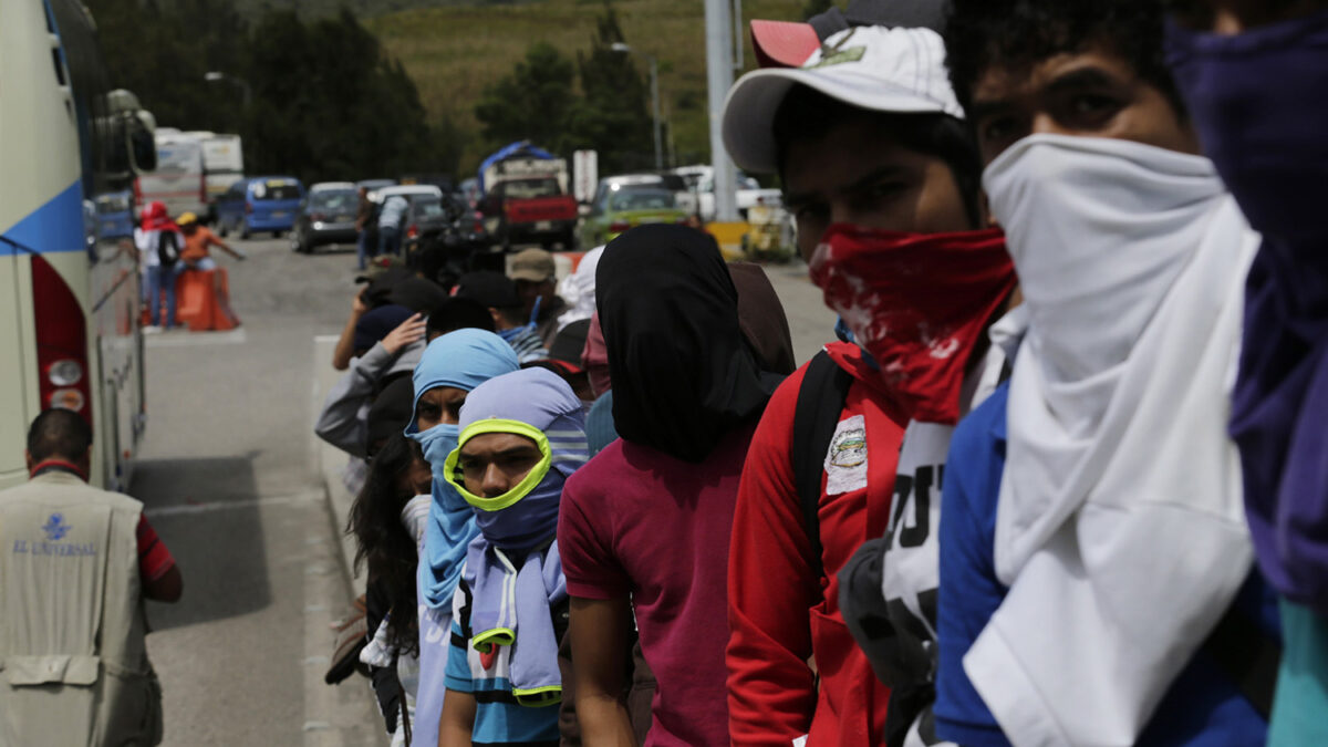 Miles de estudiantes protestan en México para pedir que 43 jóvenes aparezcan