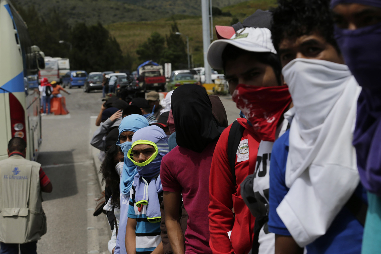 Miles de estudiantes protestan en México para pedir que 43 jóvenes aparezcan