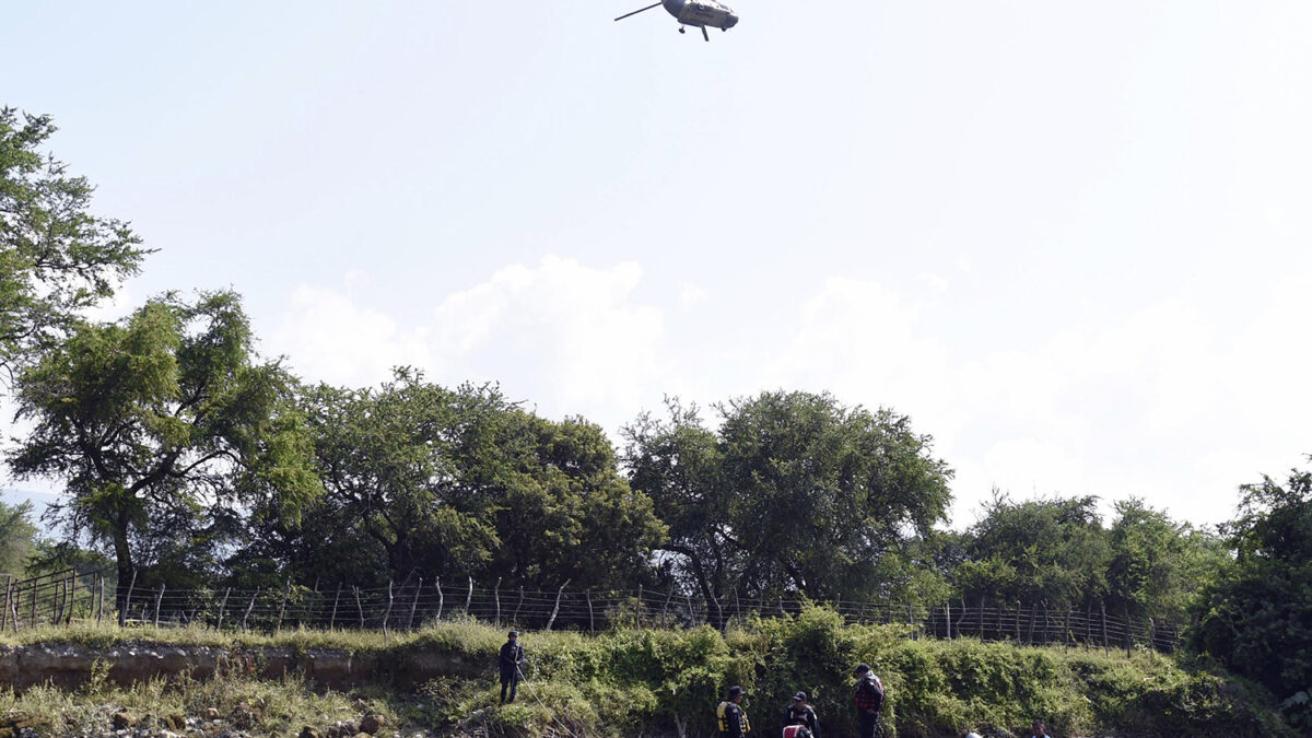 En busca de los 43 estudiantes por mar y aire