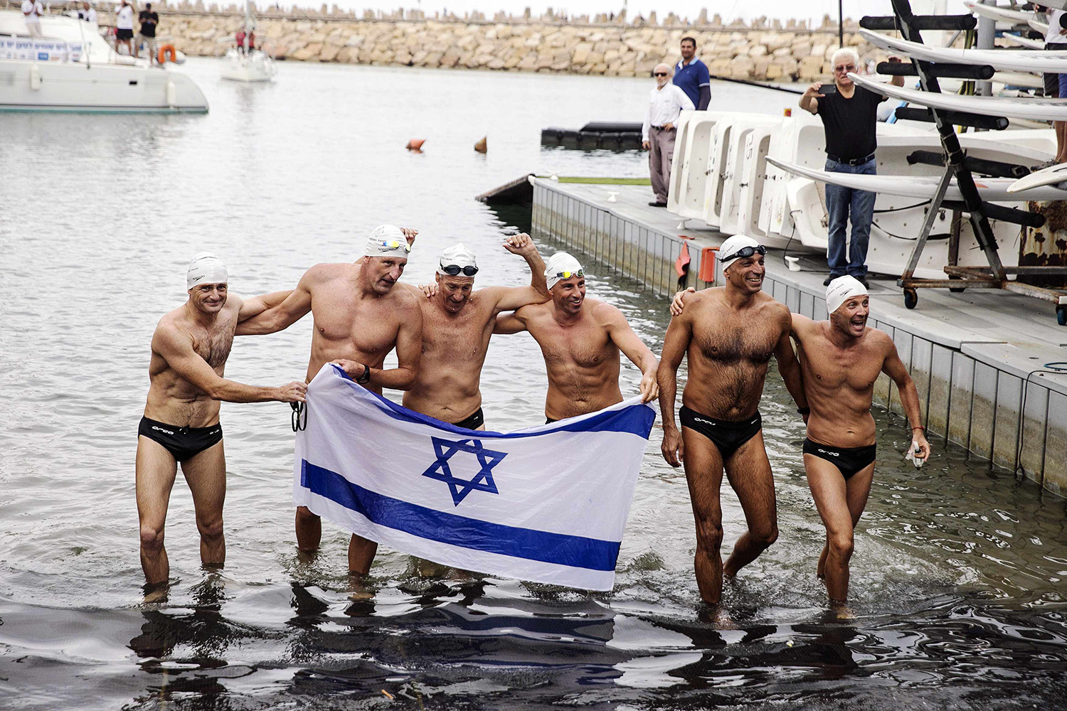 Récord mundial: Israelíes recorren a nado 380 kilómetros desde Chipre a Israel en 124 horas