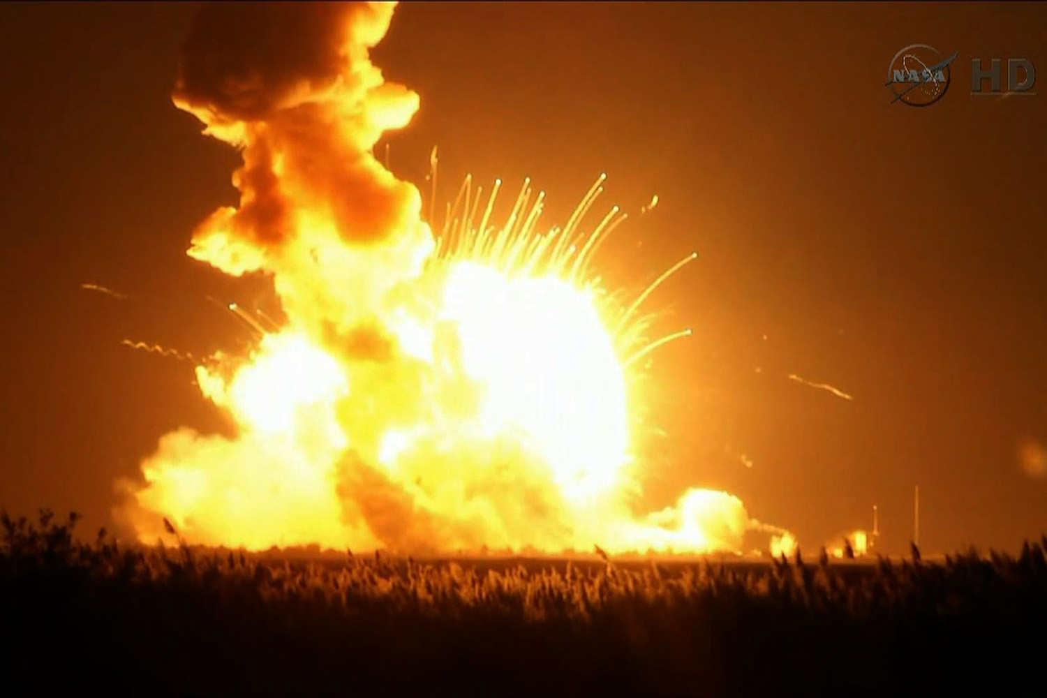 Un cohete no tripulado de la NASA explota seis segundos después del despegue.