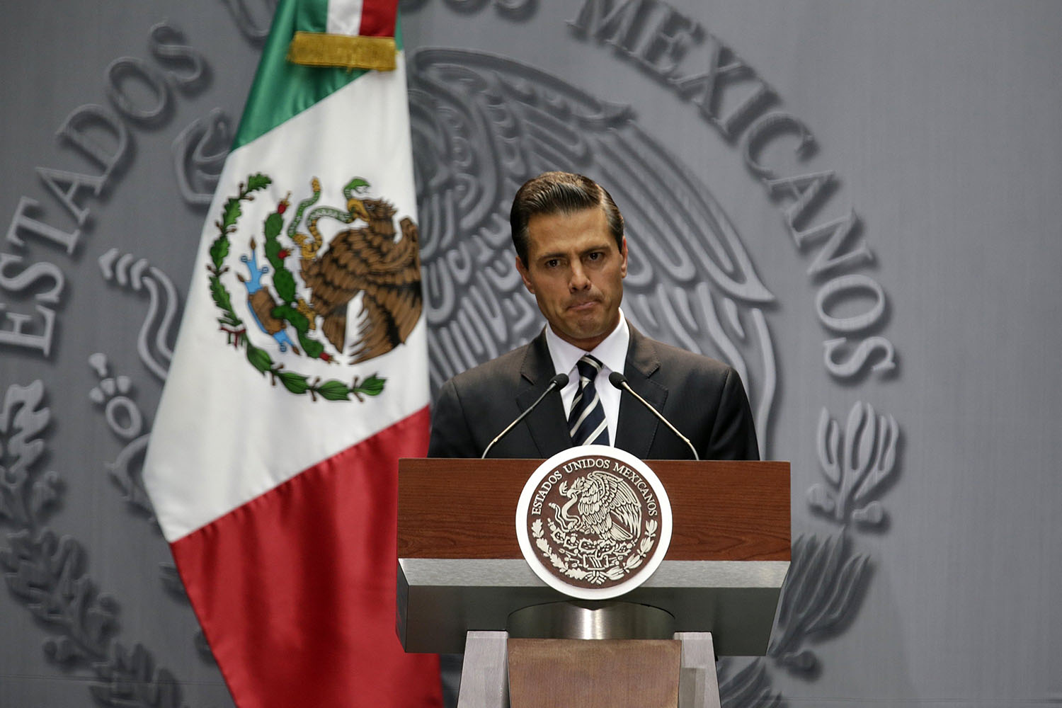 Peña Nieto promete que aplicará la ley 'de manera estricta'