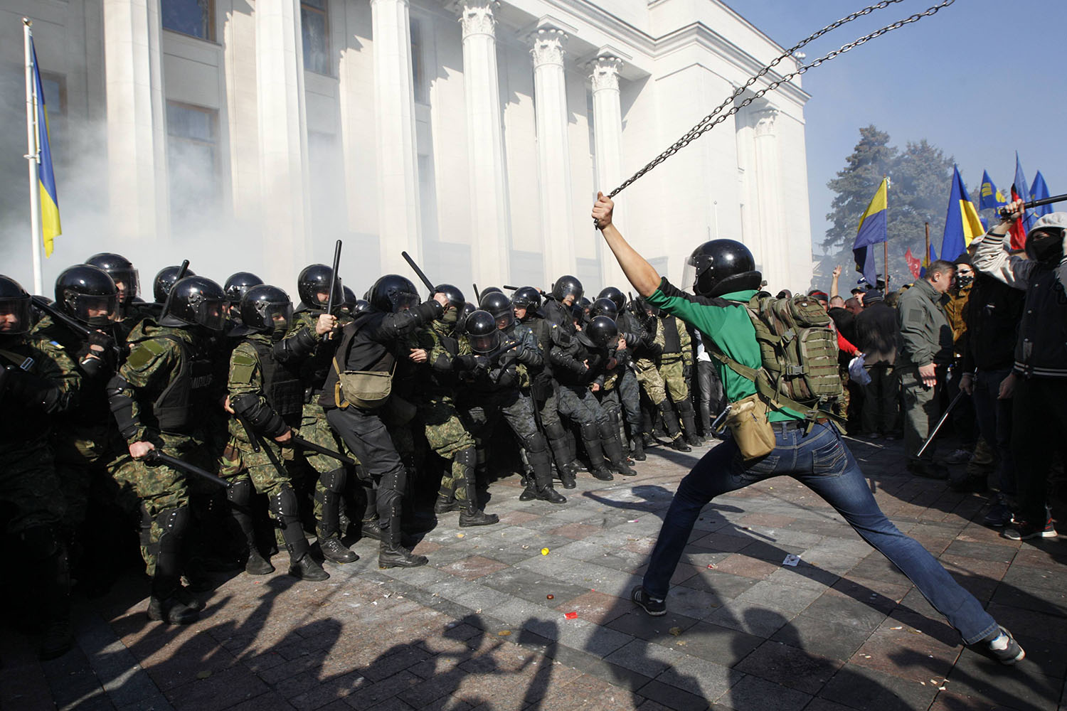 Disturbios frente al Parlamento ucraniano obligan a suspender la sesión.