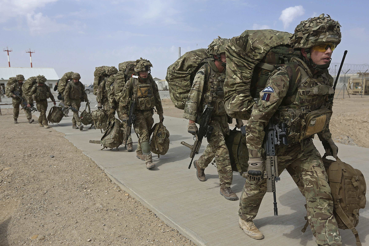 Las últimas tropas de combate británicas en Afganistán abandonan ese país