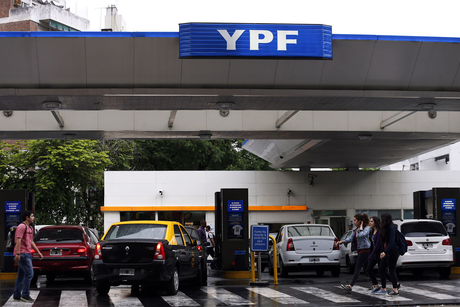 Rusa Gazprom cerró millonario acuerdo con YPF, según ministra argentina