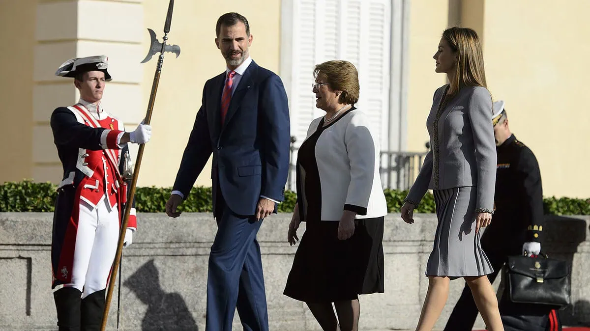 Los Reyes reciben a Presidenta de Chile.
