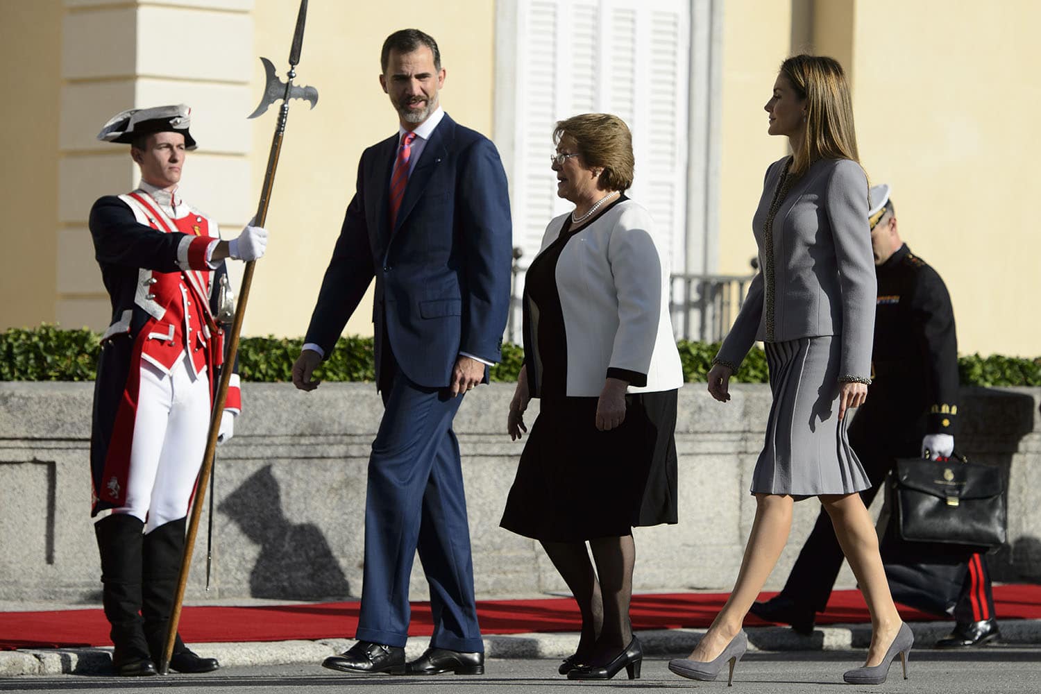 Los Reyes reciben a Presidenta de Chile.