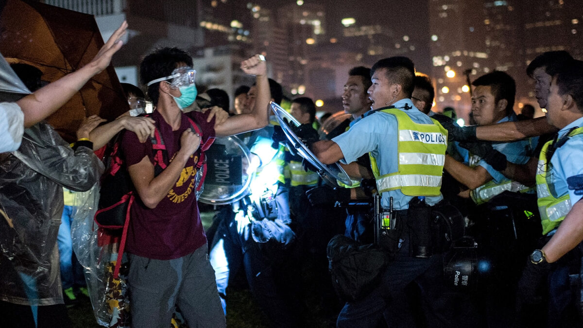 Duro enfrentamiento con la Policía enfurece a los manifestantes en Hong Kong