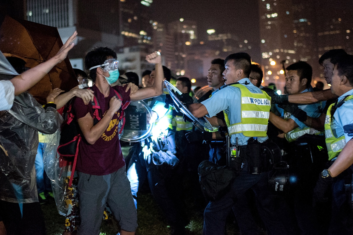 Duro enfrentamiento con la Policía enfurece a los manifestantes en Hong Kong