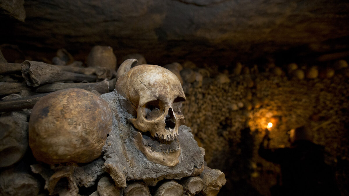 SOBRECOGEDOR. Catacumbas de París abren de noche por Día de Muertos