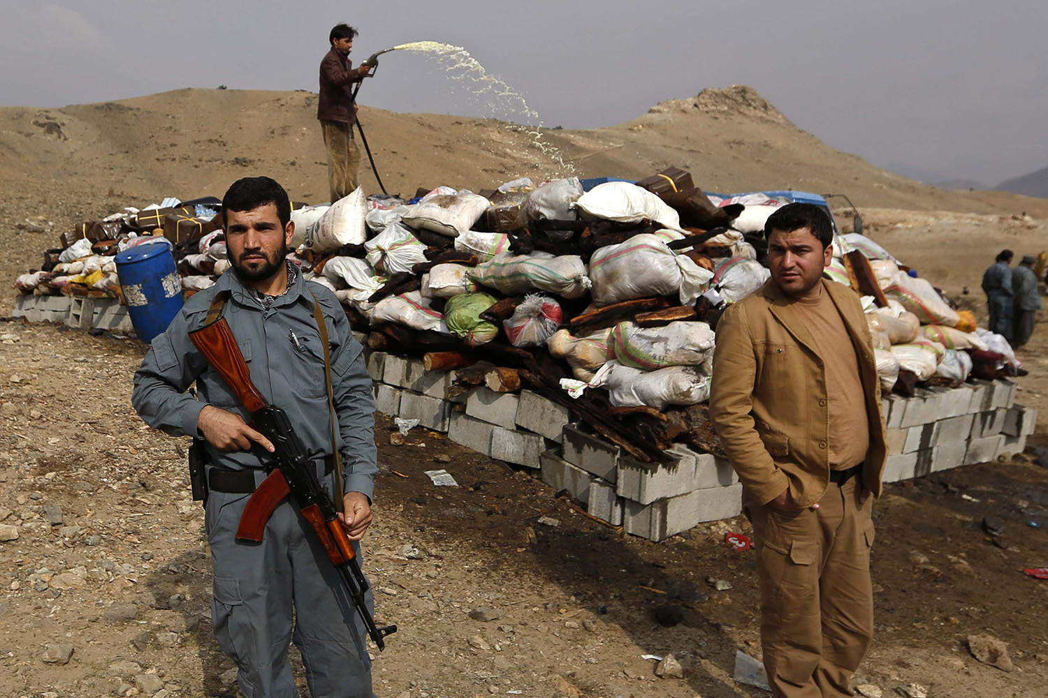 Funcionarios afganos se preparan para quemar un cargamento de drogas ilegas en las afueras de Kabul.