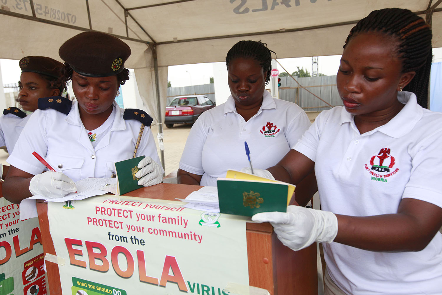 UE debatirá próxima semana los controles en aeropuertos para detectar ébola