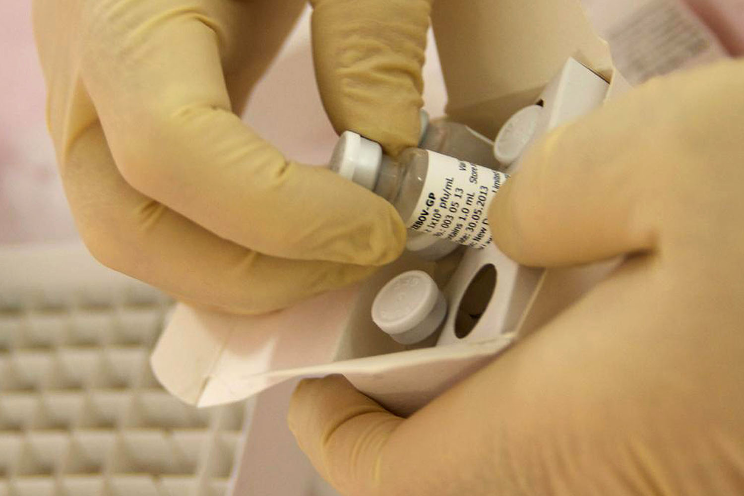 Ébola: vacuna fabricada en Canadá será probada en Suiza por la OMS