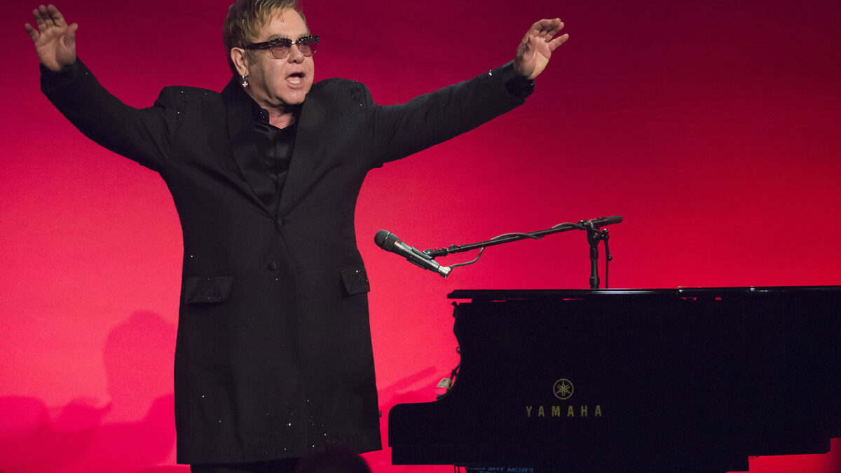 Elton John ha pedido que el Papa sea santificado ya.