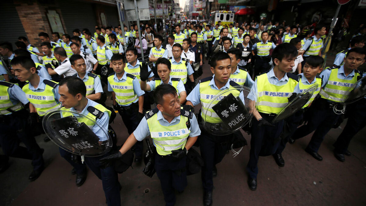 Policía desmantela acampadas de manifestantes en Hong Kong