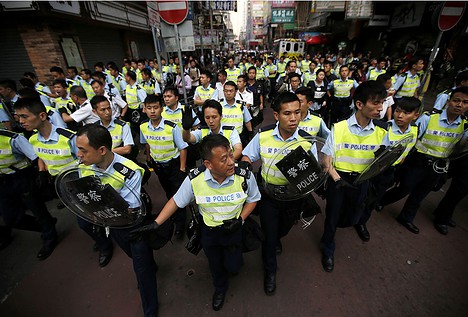 Policía desmantela acampadas de manifestantes en Hong Kong