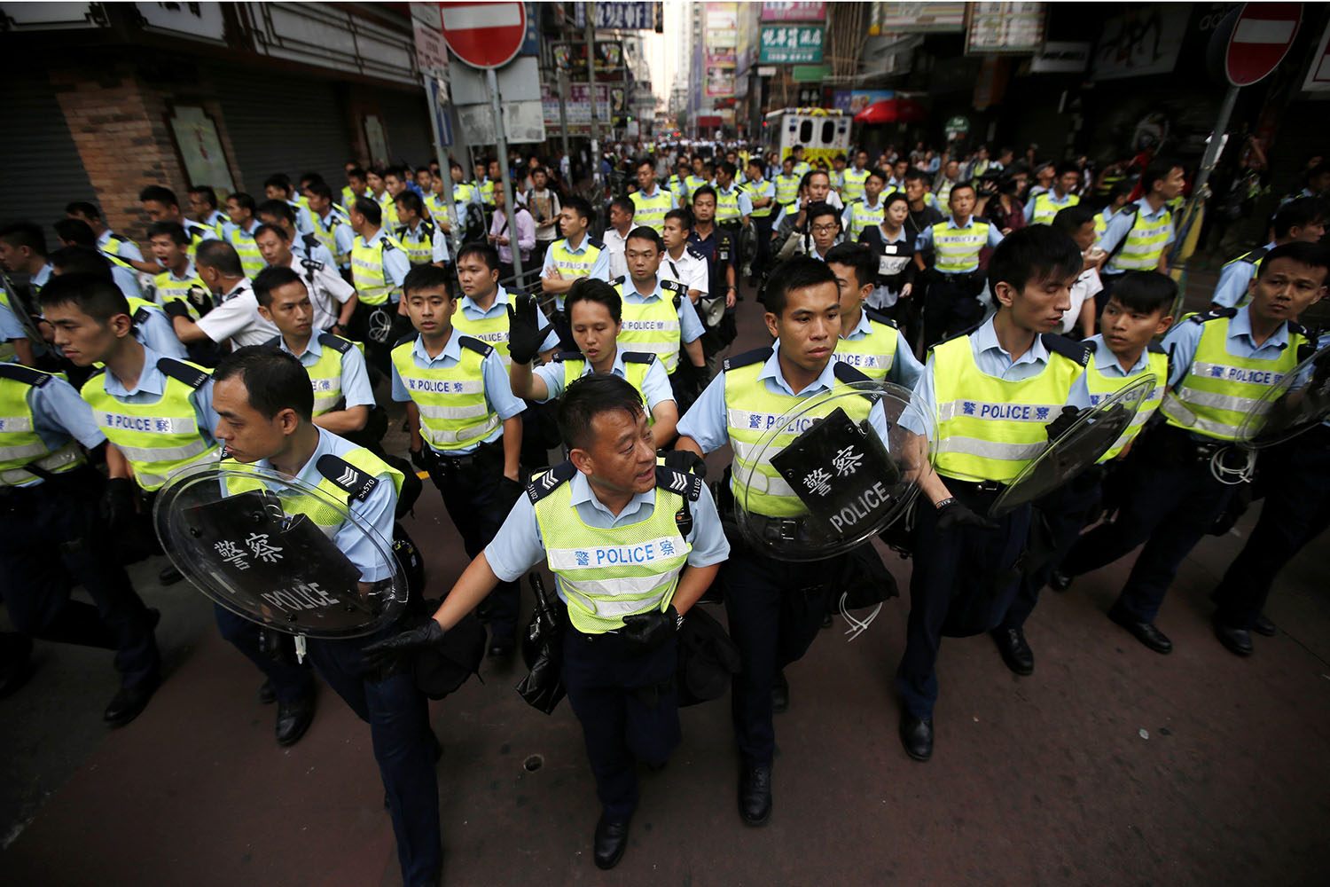 Policía desmantela acampadas de manifestantes en Hong Kong