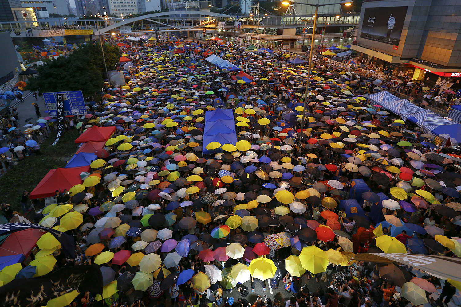 Miles de personas abren sus paraguas en homenaje a un mes de rebelión civil