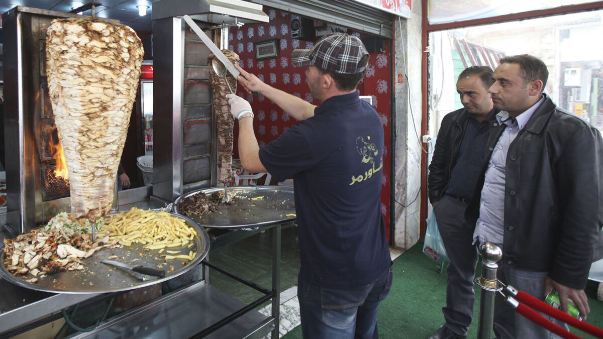 Kebabs de caballo, pollo y pavo vendidos como ternera.
