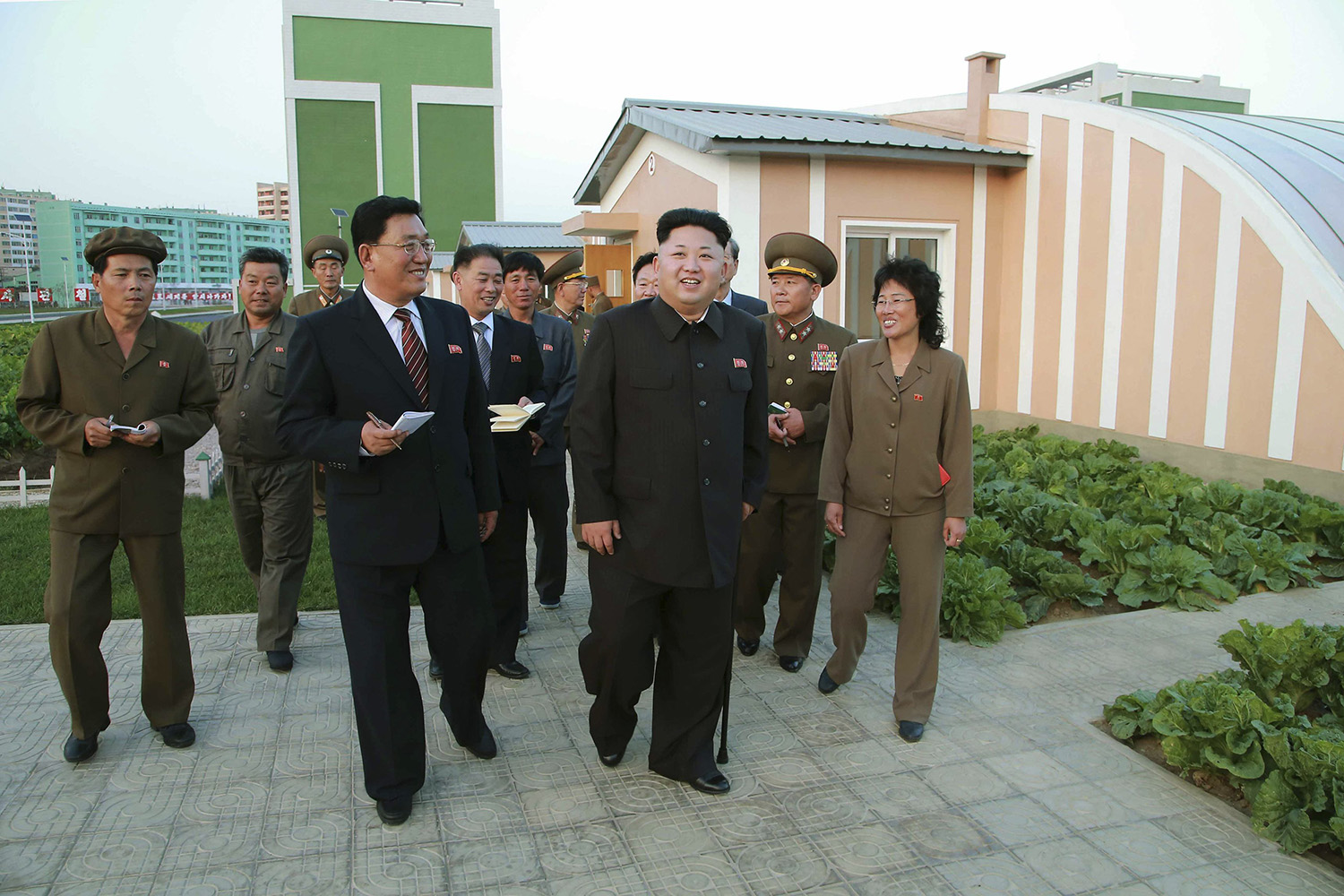 Kim Jong-un reaparece con un bastón tras 40 días ausente.
