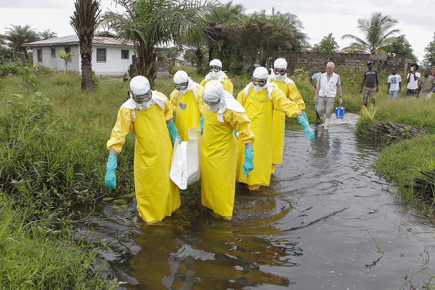 Sanitarios de Liberia amenaza con endurecer huelga ante avance del ébola