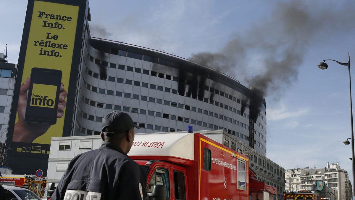 Un incendio en la radio pública francesa en París obliga a la suspensión de todas las emisiones.