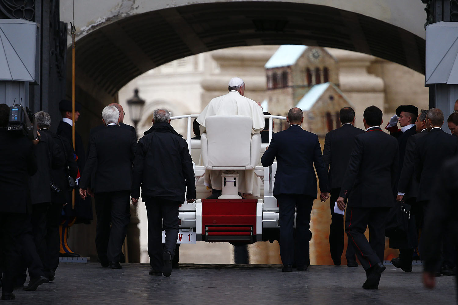 El papa Francisco urge a esforzarse aún más para erradicar el ébola.