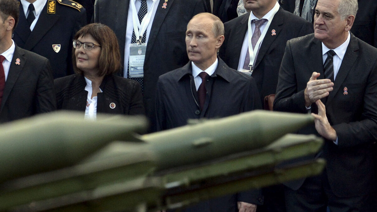 Putin y Tomislav Nikolic en el mayor desfile militar de Serbia en 30 años