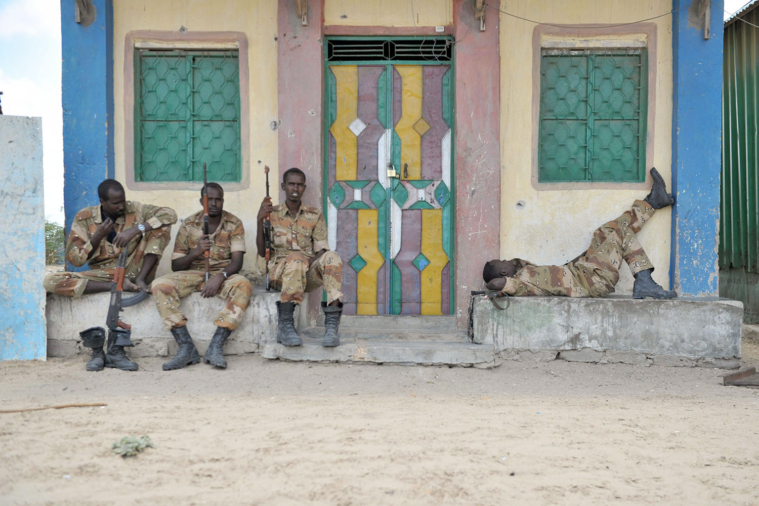 "Nos vamos, pero volveremos". Tropas somalíes y de la UA capturan el último bastión de Al Shabab